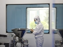 不負(fù)秋日好時(shí)光 ，亞歐廠里生產(chǎn)忙， 機(jī)器轟鳴干勁足，熱火朝天普新章！